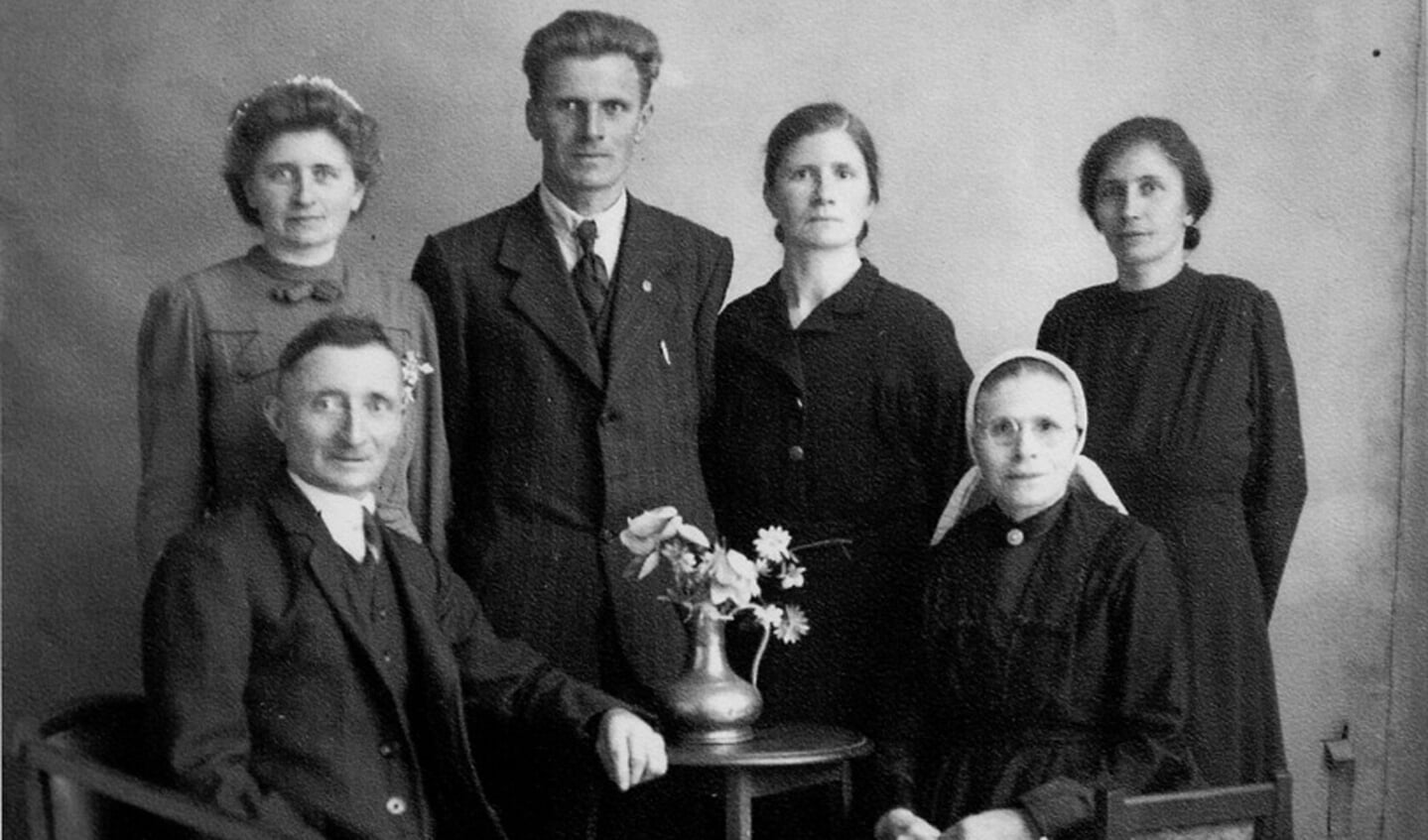 De familie Bannink van de Veenhoeve, met links achter Hendrika Aleida (Dika), de oma van kleinzoon Benjamin Zeehandelaar. Foto: eigen foto