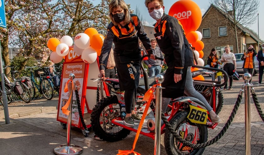 <p>Ans Beijenhof en Jolanda Flokstra verrichten vanaf de bak van de sidecar van team Barink de opening. Foto: Liesbeth Spaansen</p>