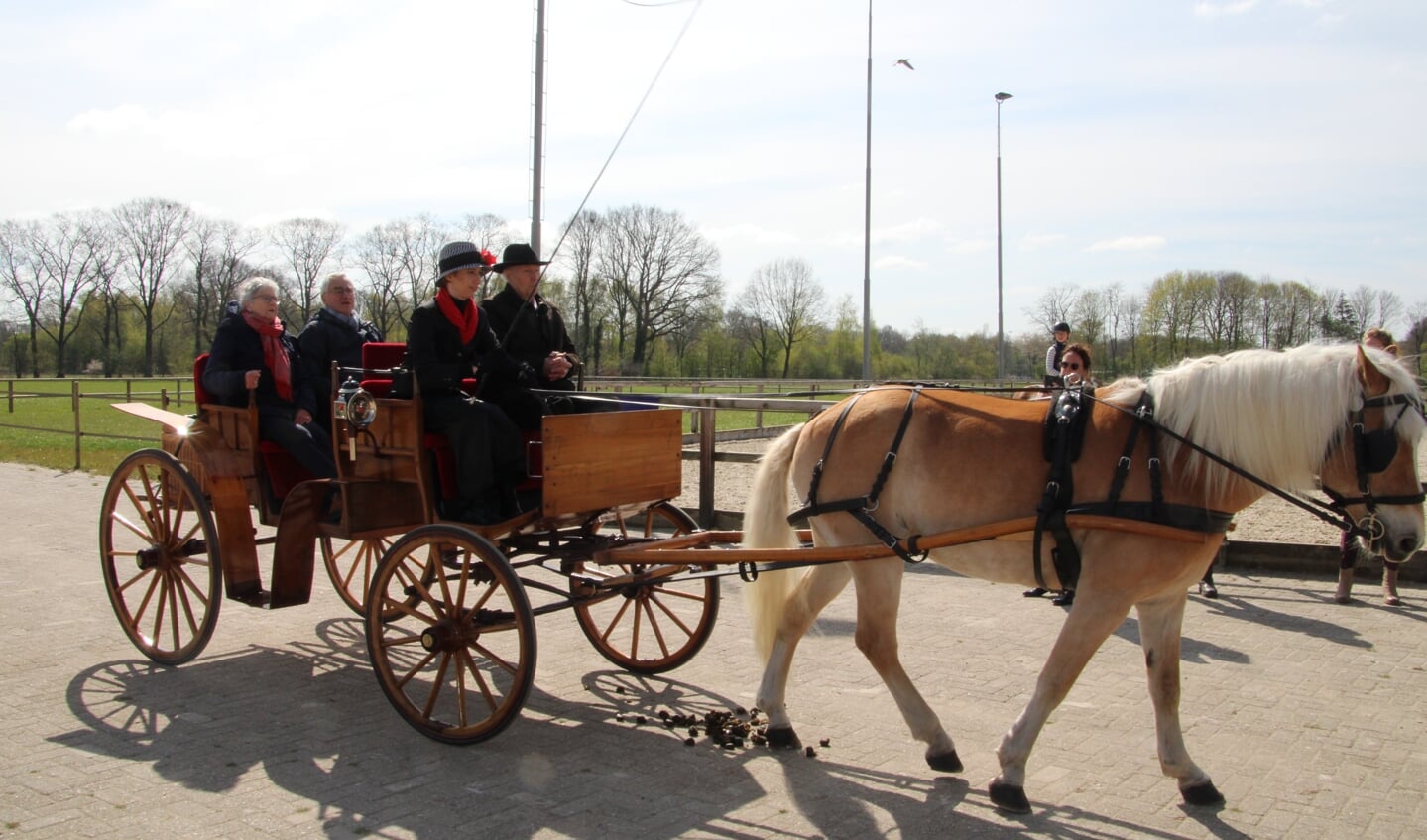 Het echtpaar Salemink vertrekt voor een rijtoer. Foto: Lydia ter Welle