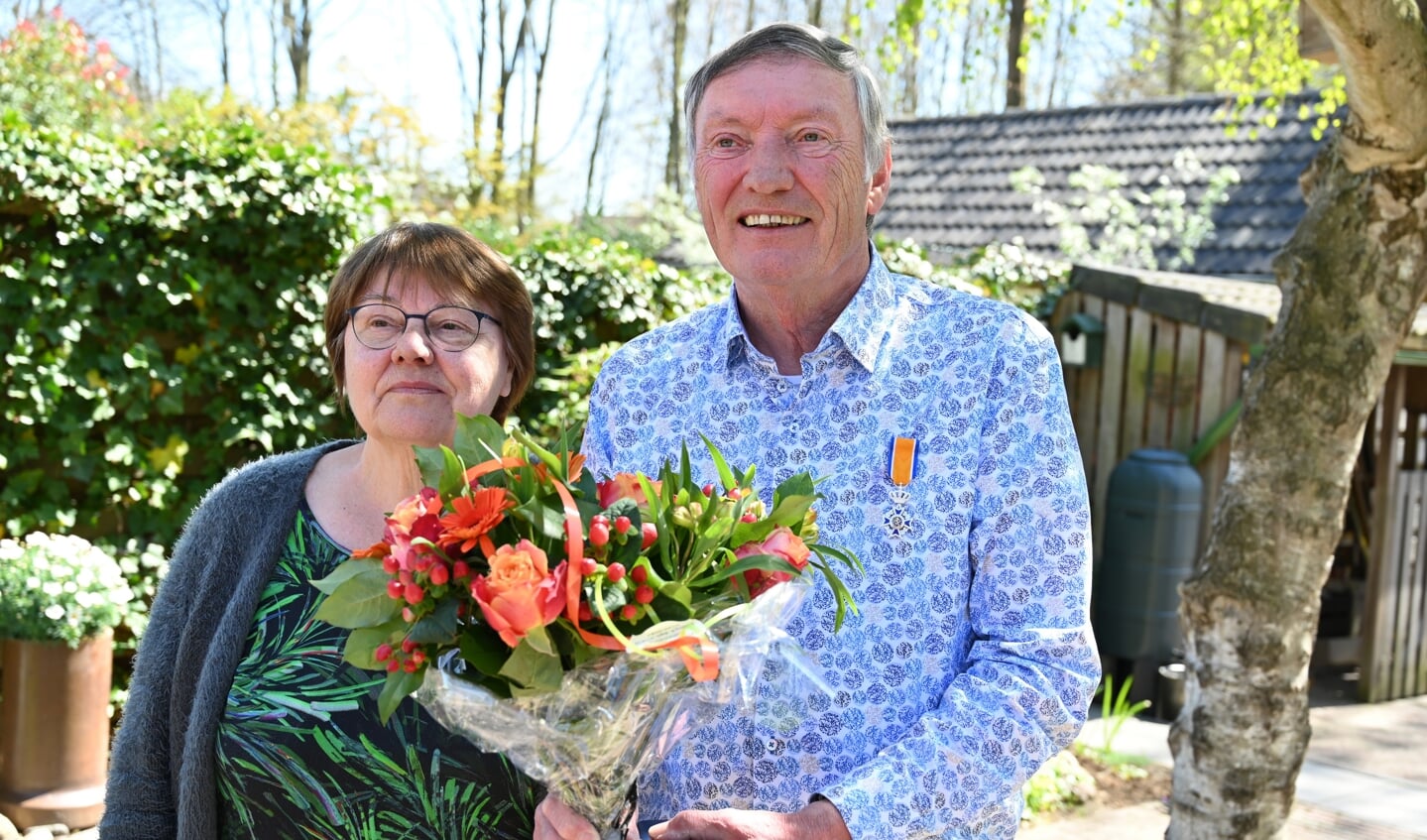 Roelof van Gijssel kreeg zijn onderscheiding opgespeld door zijn vrouw Hilly. Foto: Gemeente Bronckhorst 