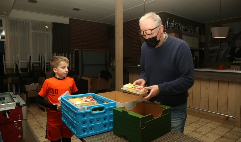 De uitgifte van de eieren gebeurde coronaproof. Foto: PR