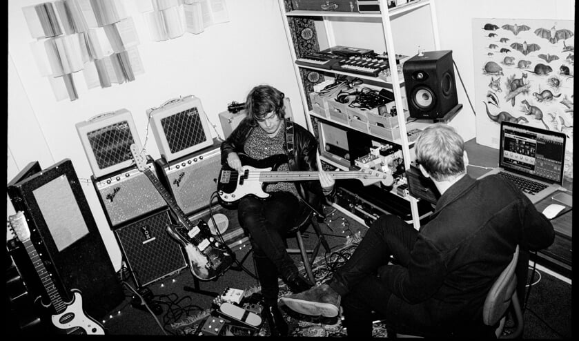 <p>Tom (rechts) achter de knoppen terwijl Danny inspeelt. Foto: Jantina Talsma</p>
