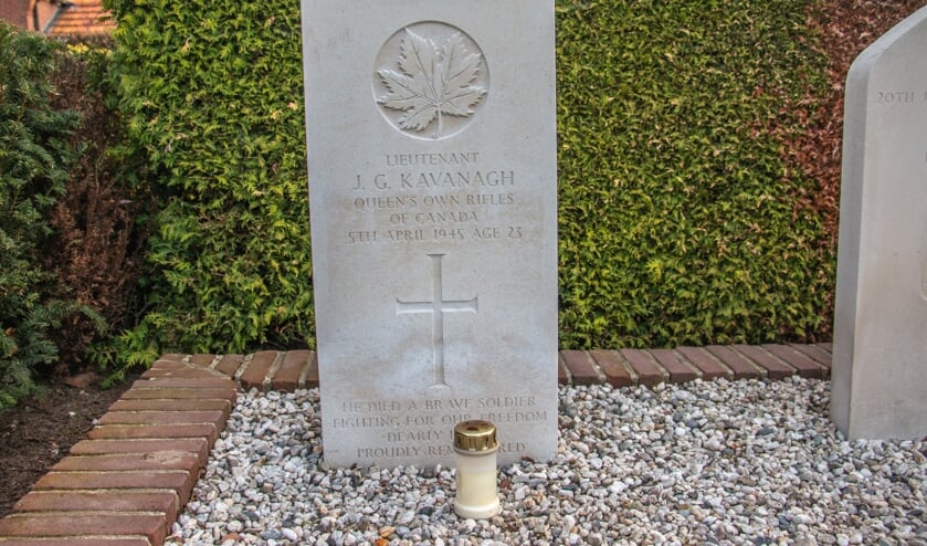 <p>De nieuwe grafsteen van Lt. John Gordon Kavanagh is vorig jaar in alle stilte geplaatst. Foto: Liesbeth Spaansen</p>