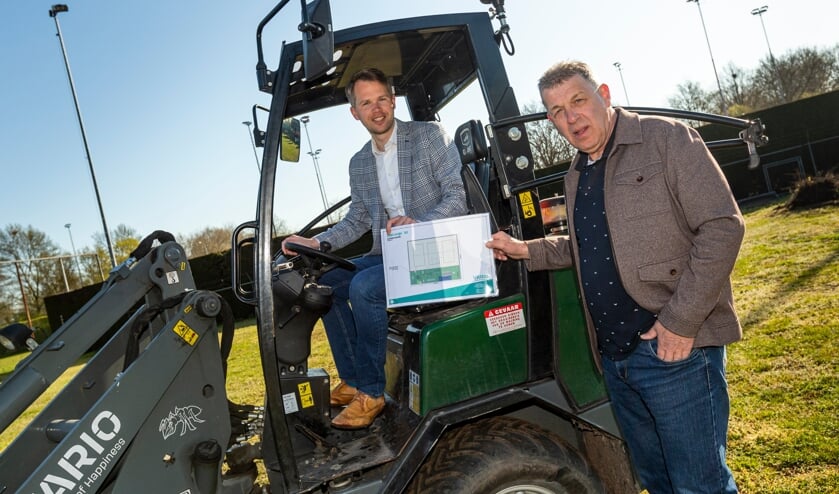 <p>Wethouder Bart Porskamp en Marcel Eekelder (rechts) laten de plattegrond van het aan te leggen Vitaal Park zien. Foto: Jurgen Pillen</p>