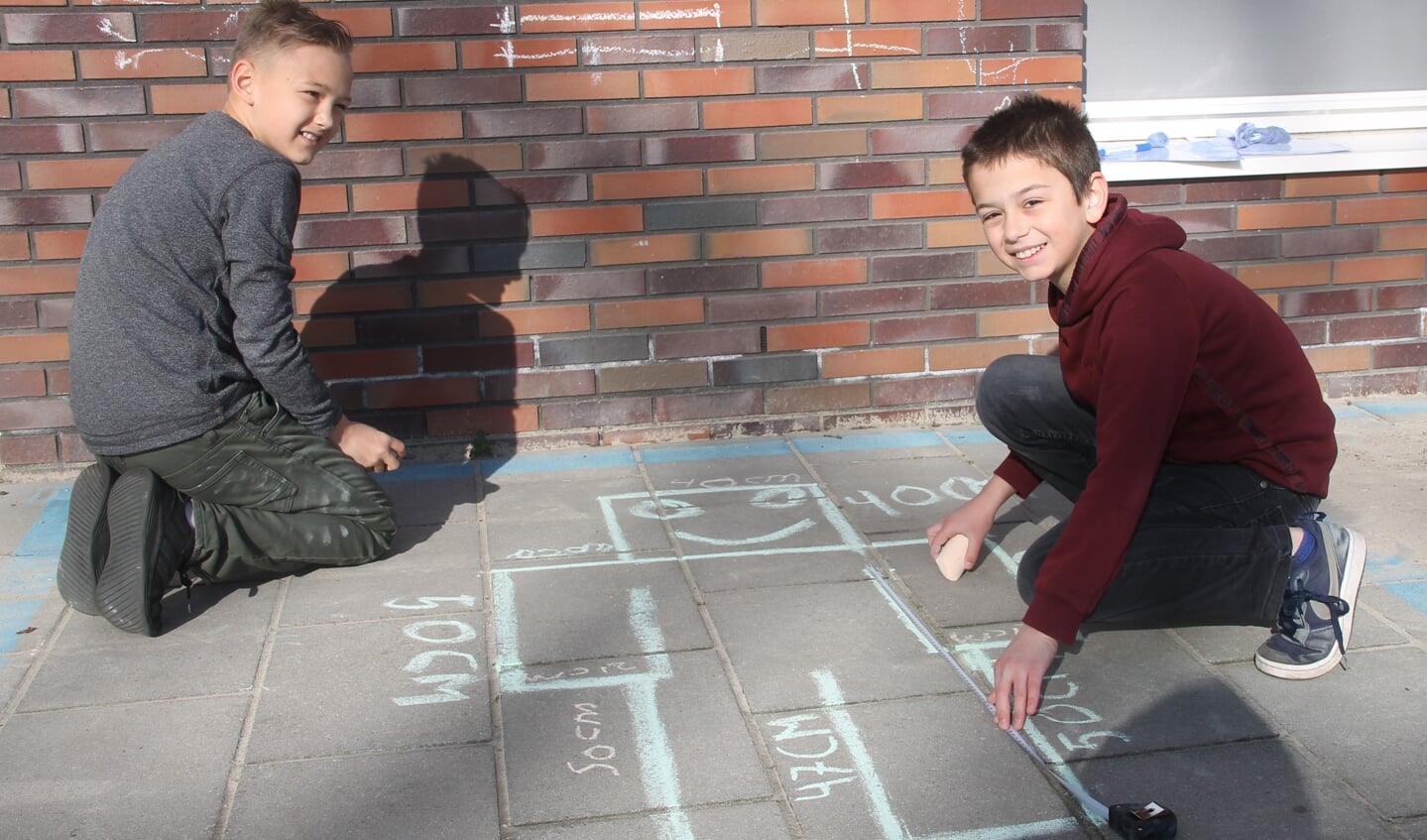 Jan en Umut, leerlingen van groep 7 van Daltonschool De Vlier hebben een figuur uit Minecraft gekozen voor hun rekenopdracht. foto Lineke Voltman