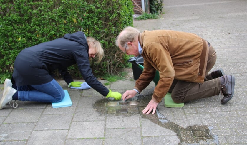 Boenen om de Stolpersteine weer te laten blinken. Foto: Lydia ter Welle