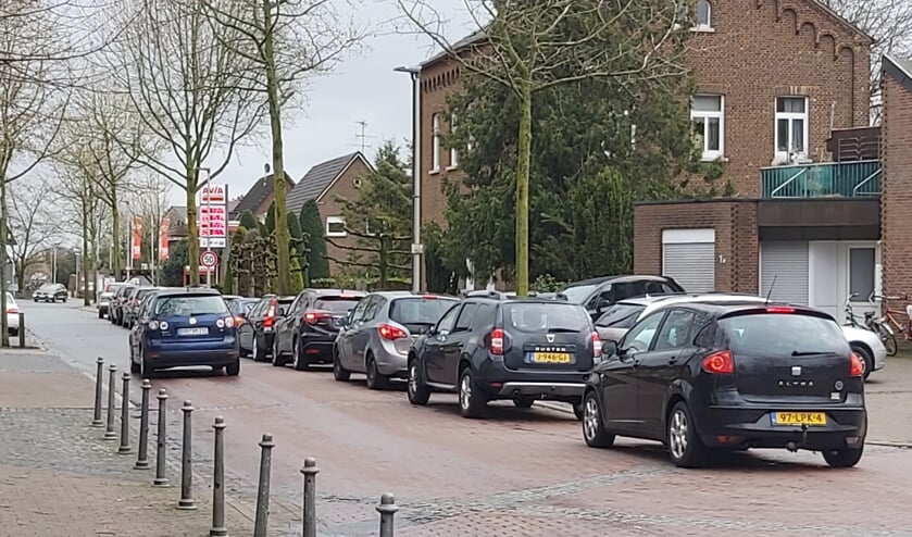 Een lange rij wachtenden voor het AVIA-tankstation in Suderwick. Foto; Waltraud Wensink