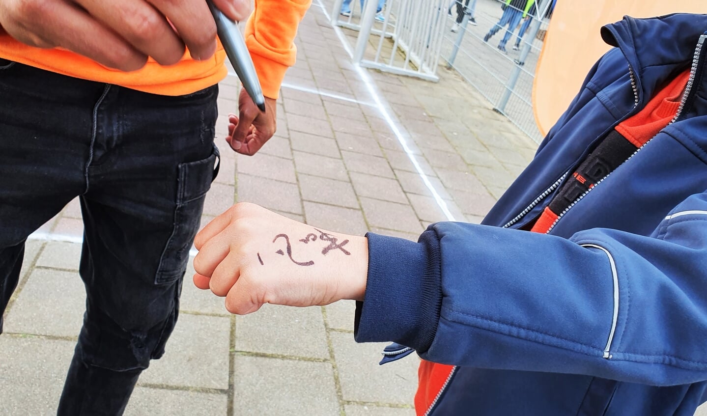 Als je geen papier bij de hand hebt, is een hand voor een handtekening van Touzani ook oké. Foto: Alice Rouwhorst