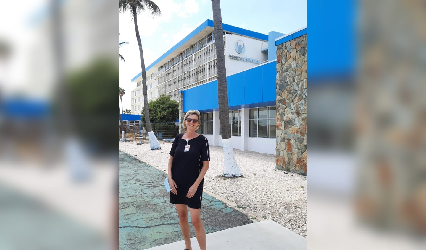 Carla Klein Breteler staand voor het HOH Ziekenhuis Aruba. Foto: eigen foto
