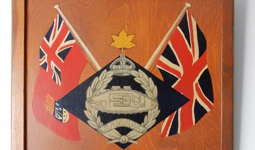 <p>De Vordense bevolking kreeg als dank voor hun ontvangst een wandbord van de Canadese bevrijders. De tekst daarop luidt: "Aangeboden aan de burgerij van Vorden, door de mannen van het Head Quarter van de 2e Canadeesche Tankbrigade, in dankbare herinnering aan hun verblijf alhier. 16 juni 1945". Het wandbord hangt aan de muur in het Old Vorden Huus. Foto: Oud Vorden </p>