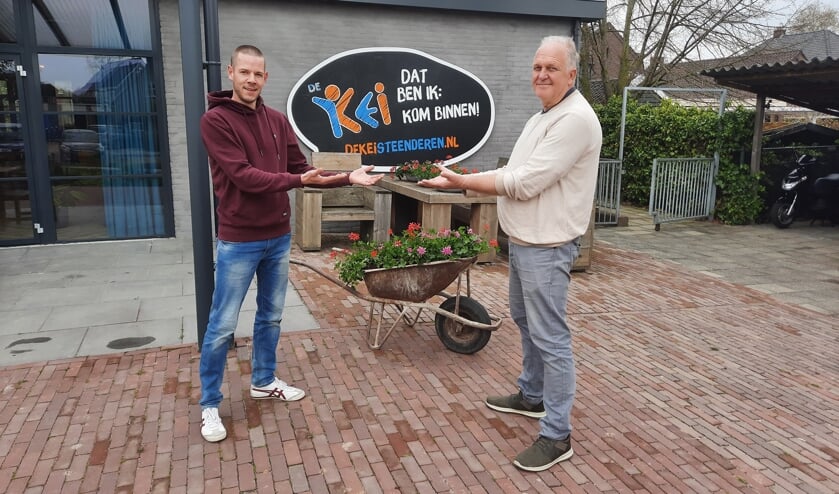 <p>Jasper Geurts wordt welkom geheten door Geert Postma (r) als sociaal cultureel werker bij de Kei. Foto: PR</p>