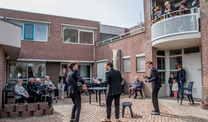 <p>Bewoners van De Bongerd genieten van Italiaanse klassiekers in de Steenderense zon. Foto: Achterhoekfoto.nl/Liesbeth Spaansen</p>