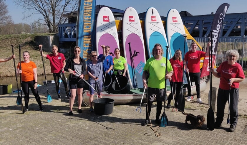 <p>De deelnemers aan de schoonmaakactie. Foto: Rob Stevens</p>