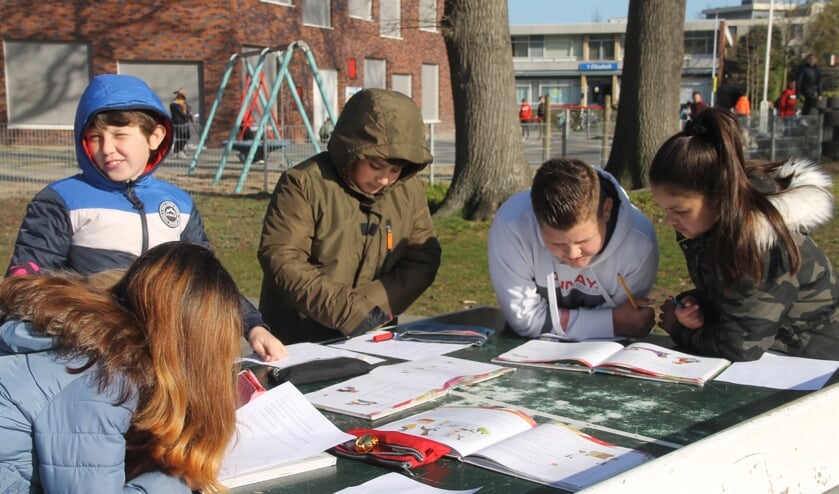Leerlingen van groep 5 van Daltonschool De Vlier zijn bezig met de taalopdracht. Foto Lineke Voltman