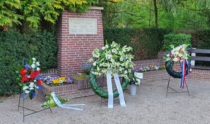 In kleine kring worden er bloemen gelegd. Foto: PR