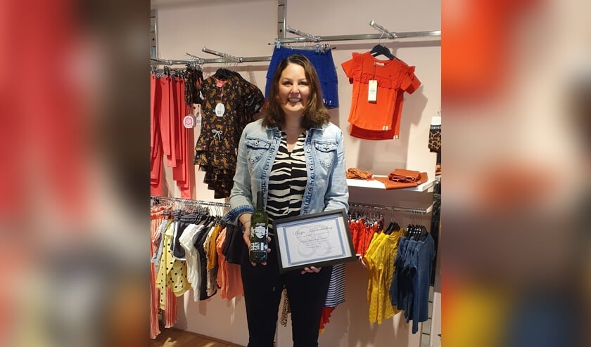 Winnares Marijke Looman van de etalagewedstrijd 76 jaar bevrijding. Foto: Rob Weeber