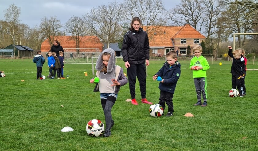 Best moeilijk, dribbelen met de bal én het ei op de lepel houden. Foto: PR