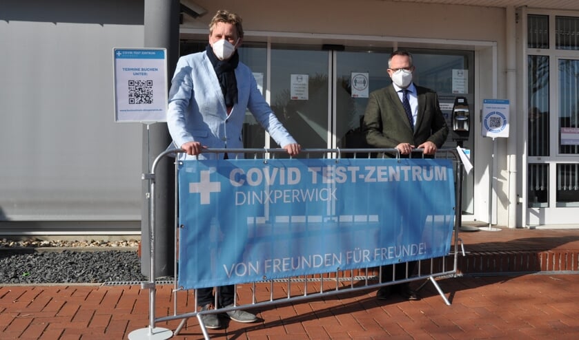 Burgemeester Stapelkamp en burgemeester Kerkhoff bij het testcentrum. Foto: Esther Nederlof