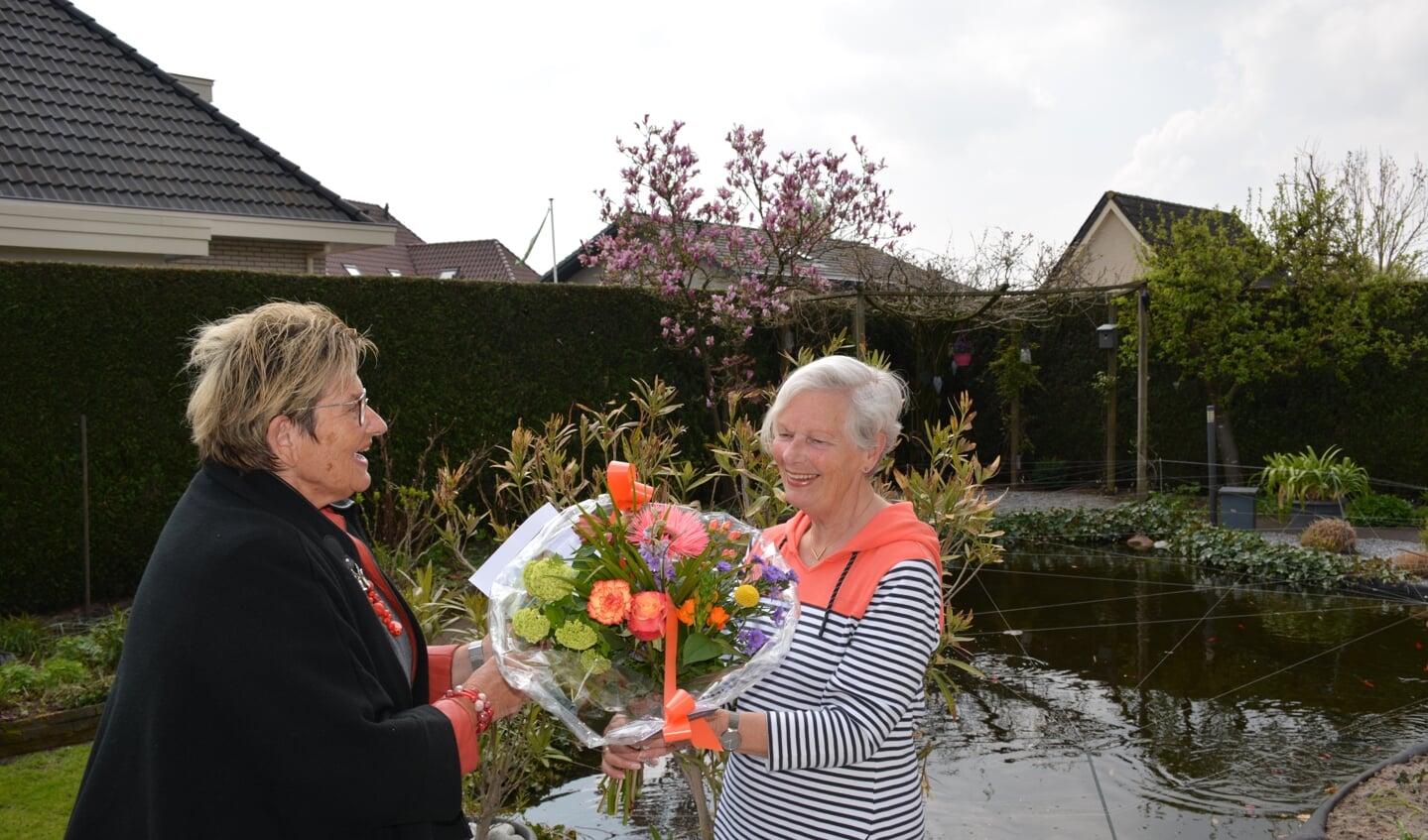 Felicitaties en bloemen van voorzitter Wilma Aalderink voor Nel Albers. Foto: Diny Oosterlaken