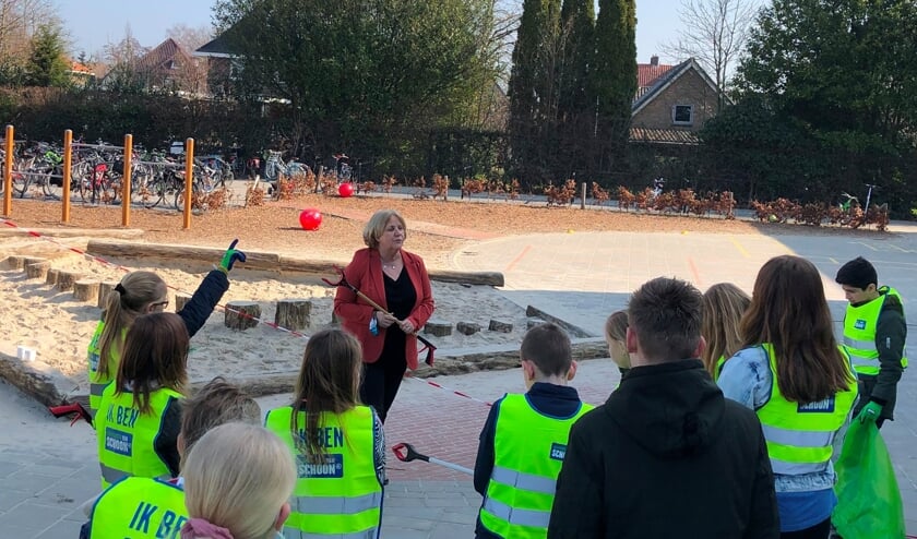 <p>Wethouder Anjo Bosman bezocht onlangs tijdens de Landelijke Opschoondag een aantal scholen in de gemeente. Foto: Gemeente Berkelland</p>