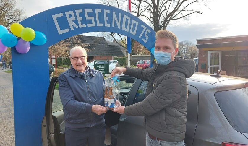 Thijs Huls overhandigt het eerst bierpakketje aan Hugo Klein Severt. Foto: Han van de Laar