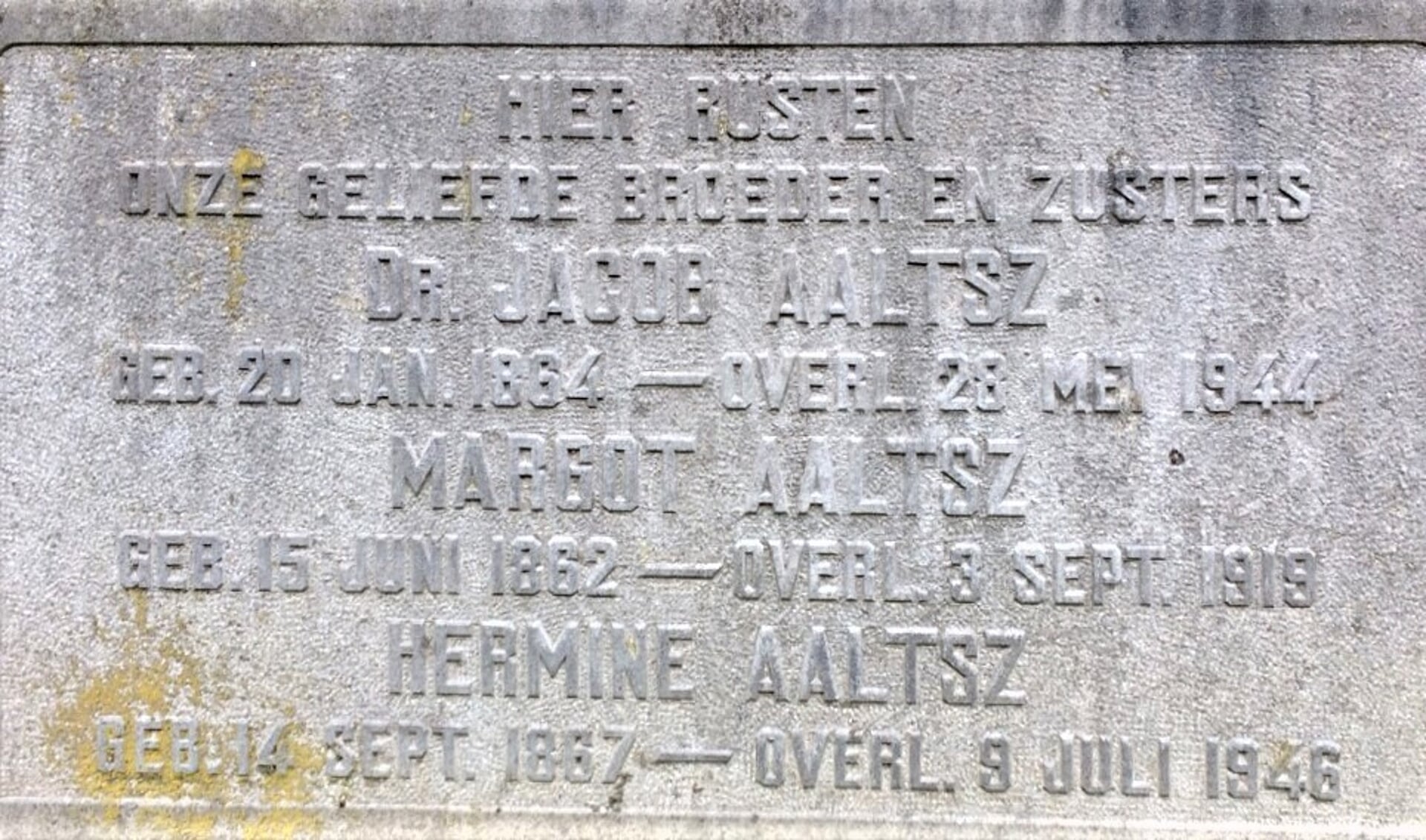 De grafsteen van een broer en twee zussen Aaltsz. Foto: PR