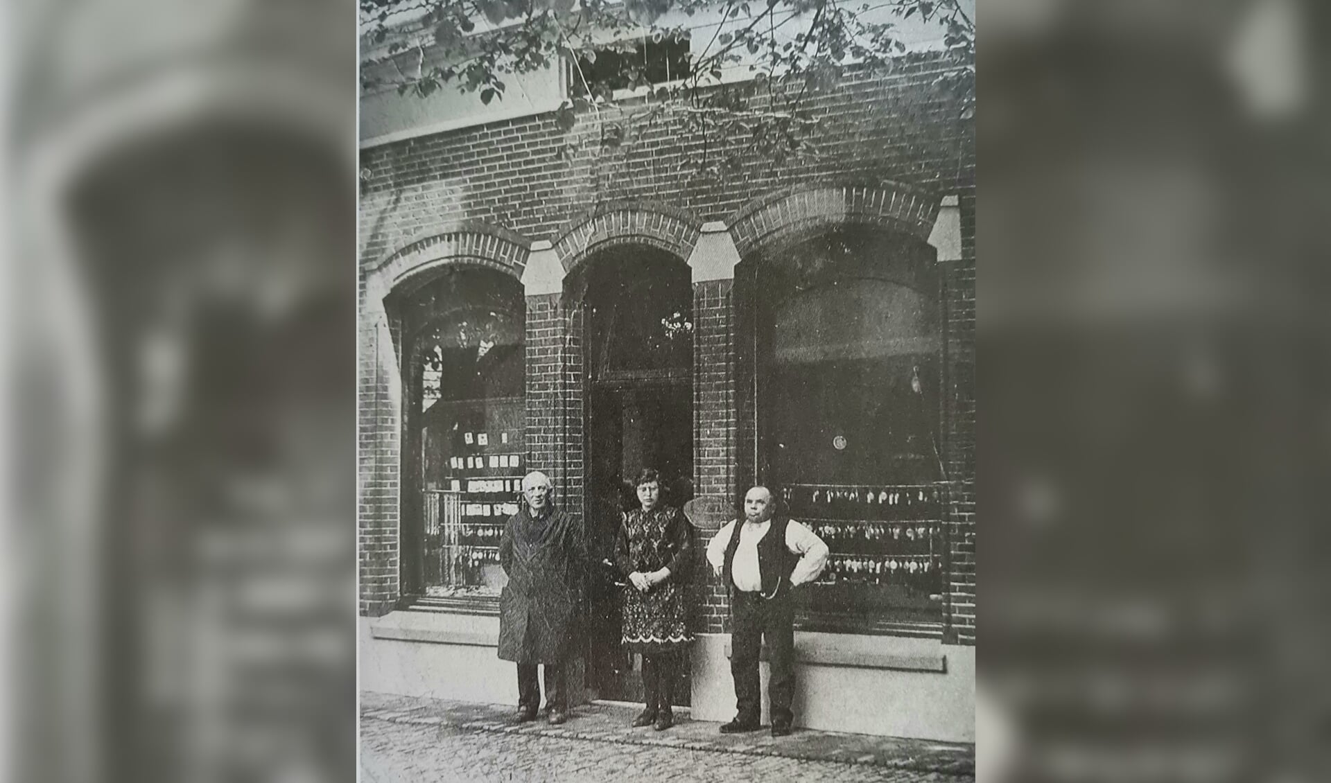 V.l.n.r. Jan Winters, Riekske Wissink en Hent Wissink voor de winkel (opticien en juweliers) aan de Spalstraat. Archief Willy Hermans