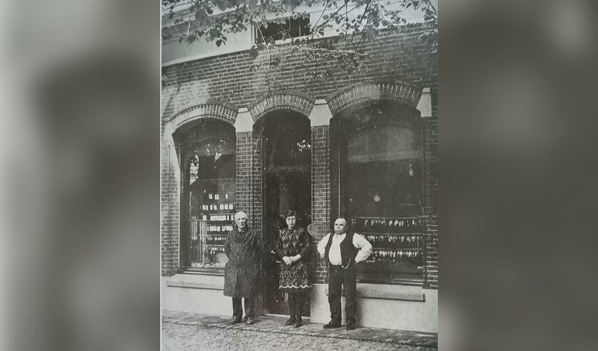 <p>V.l.n.r. Jan Winters, Riekske Wissink en Hent Wissink voor de winkel (opticien en juweliers) aan de Spalstraat. Archief Willy Hermans</p>