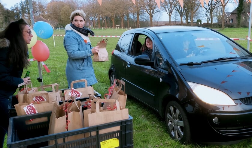 <p>De commissieleden kregen in de drive-through een pakketje voor een gezellige vergadering. Foto: Paul Harmelink</p>