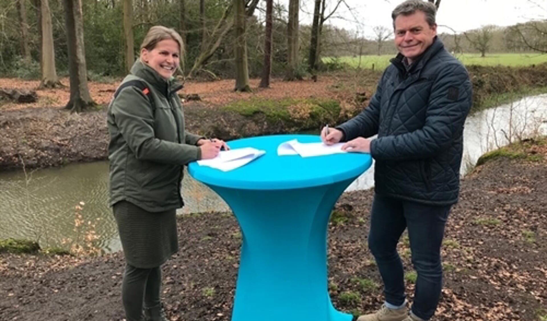 Miranda Berendsen, teamleider Achterhoek Staatsbosbeheer ondertekent samen met Jan Polman, opdrachtgever namens WRIJ het samenwerkingsverband. Foto: PR