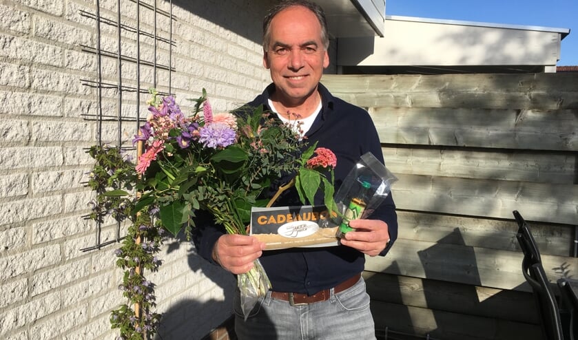 <p>Paul Mokkink neemt bloemen en dinerbon Eetcafé Jansen & Jansen in ontvangst. Foto: PR HLTC Het Elderink</p>