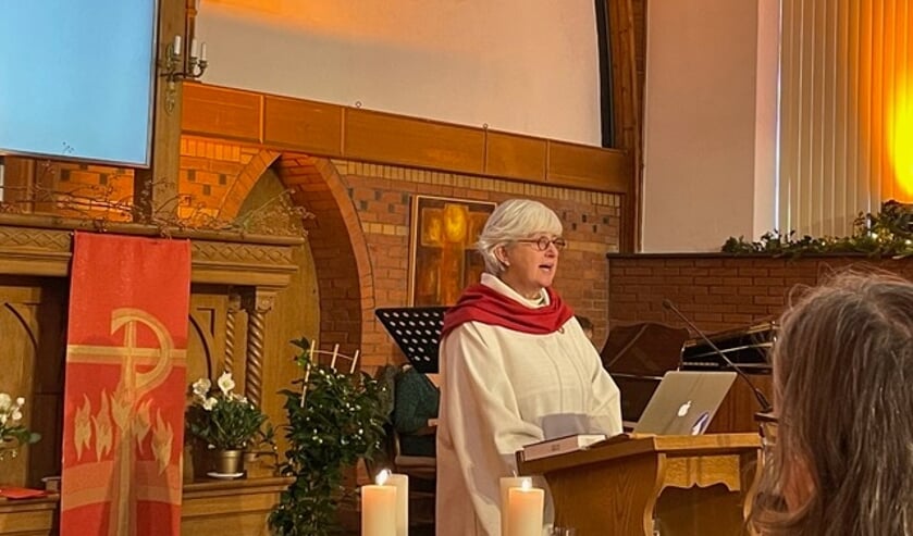 <p>Alleke Wieringa tijdens haar intrededienst bij de Remonstrantse kerkgemeente Lochem-Zutphen. Foto: Mieke van Elk</p>