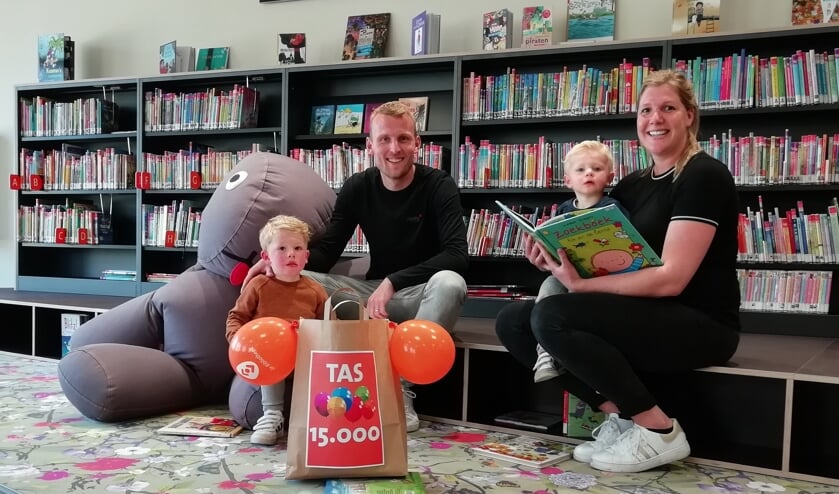 De familie Heinsbroek met de 15.000ste verrassingstas. Foto: PR
