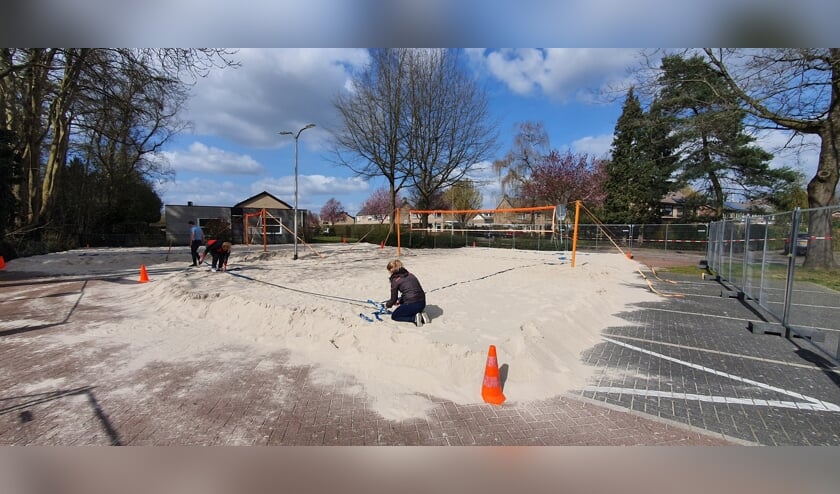 <p>De beide beachvelden van Dash worden in gereedheid gebracht; er kan vanaf 6 april worden gevolleybald. Foto: PR</p>