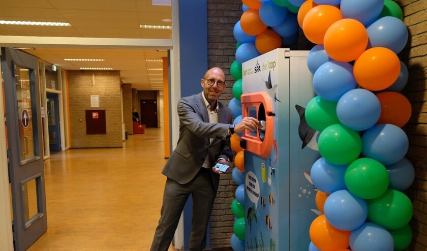 <p>Wethouder Harry Matser opent de automaat door het eerste lege flesje in te leveren. Foto: Bas van Lith </p>