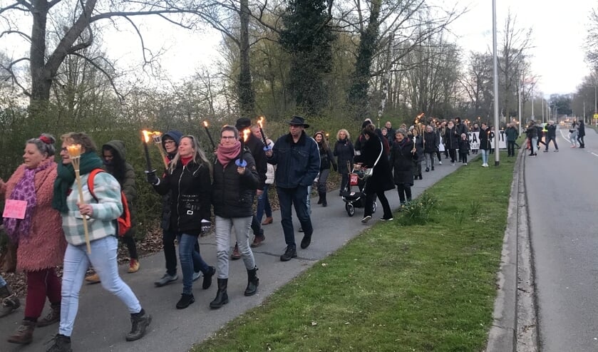 <p>Mensen lopen vredig in de tocht.</p>