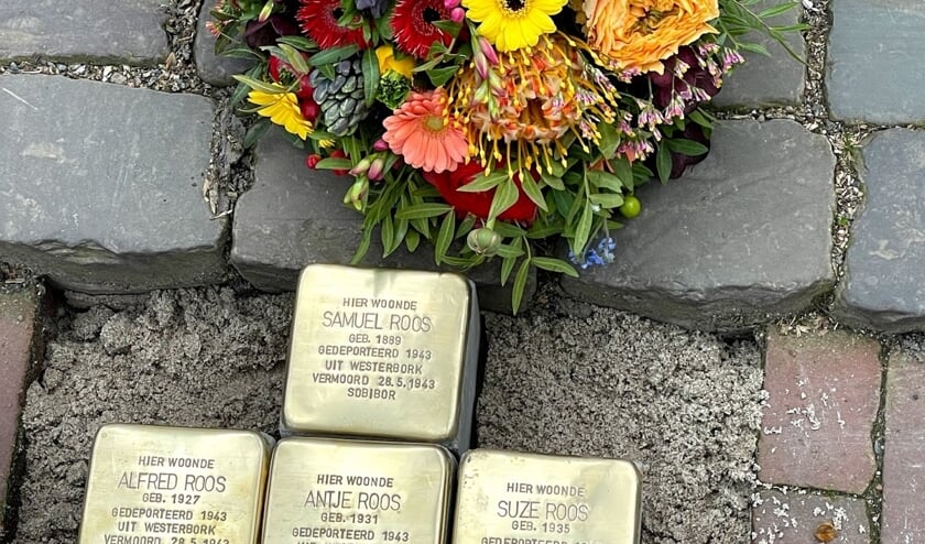 <p>De Stolpersteine die zijn gelegd bij Slagerij Sieverink aan de Markt. Foto: Henri Bruntink</p>