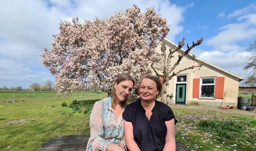 Maartje Epema (links) en Mirjam van Biemen: “Door de podcast is onze vriendschap hechter geworden.” Eigen foto