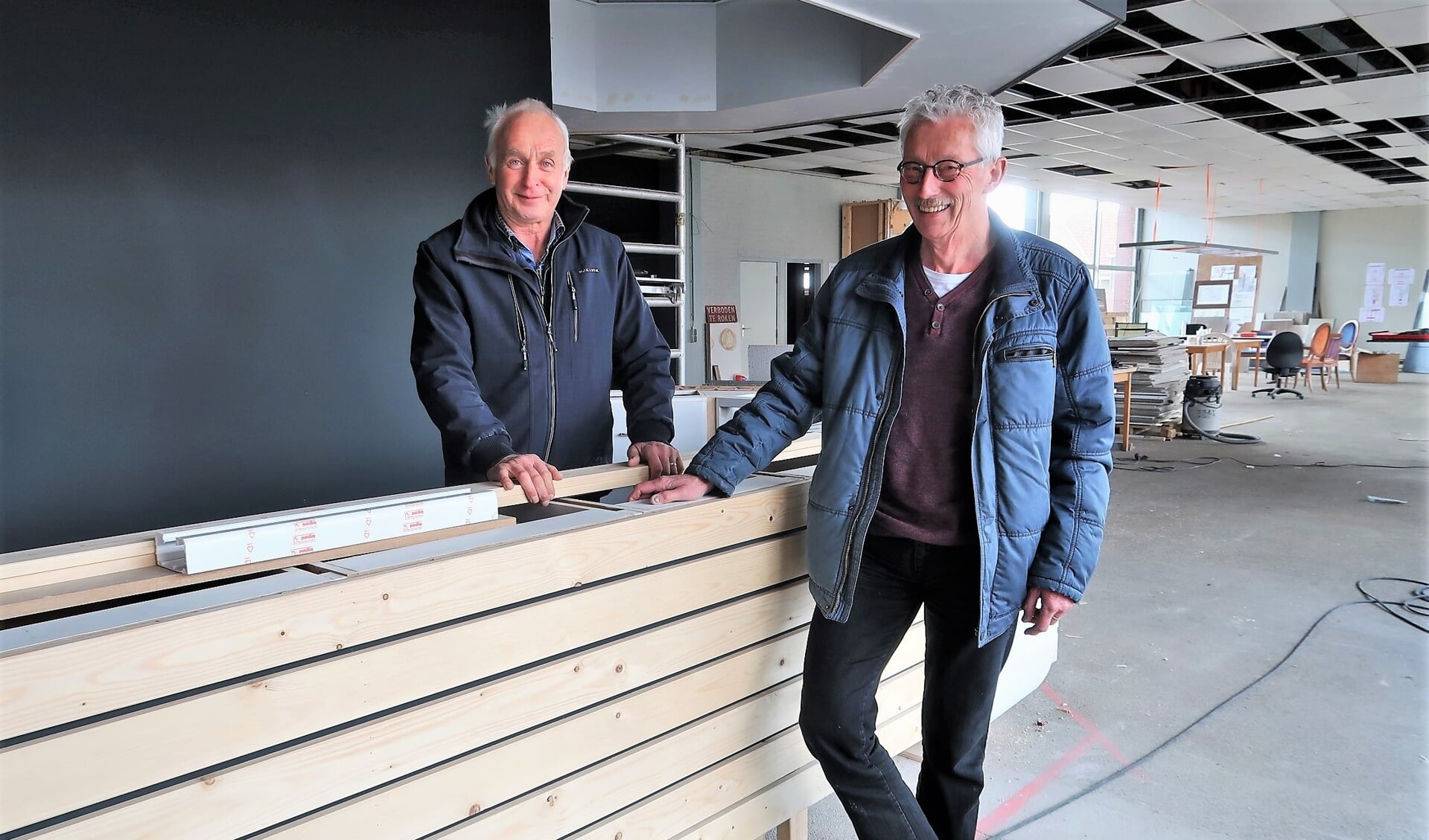 Tonny te Loeke (rechts) en Leo Klein Gunnewiek bij de nog af te werken balie in het nieuwe Vincentiushuis in Groenlo. Foto: Theo Huijskes