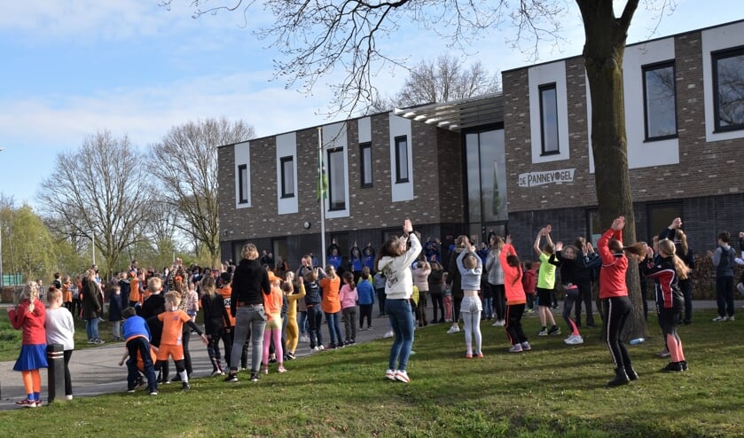 <p>Met het dansen op het lied 'Zij aan zij' begonnen de kinderen van Pannevogel aan een ochtend Koningsspelen. Foto: Alice Rouwhorst</p>