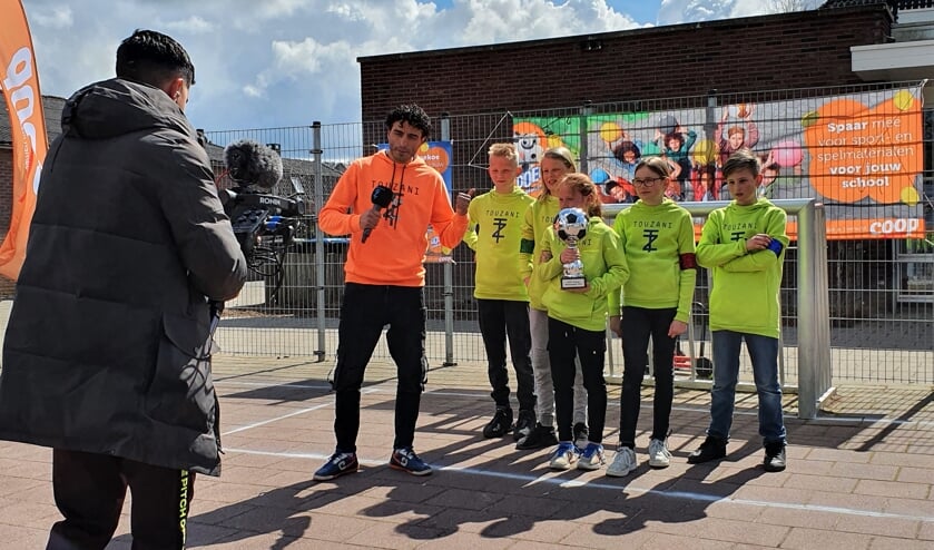 <p>Winnaars zijn Team Groen, zij zijn De Street Captains van De Dorpsschool. Touzani feliciteert hen in de camera met het winnen van de grote beker. Foto: Alice Rouwhorst</p>
