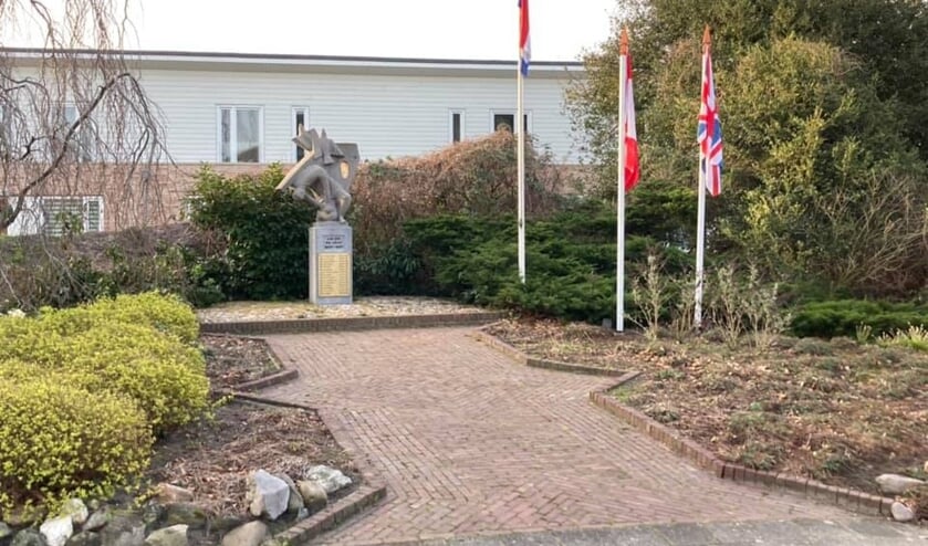 <p>Stichting 4- 5 mei Commissie Ruurlo om vorige week donderdag de nationale vlagen van Canada, Groot-Brittannië en Nederland in top gehesen bij het oorlogsmonument aan ‘t Rikkelder. Foto: PR. </p>