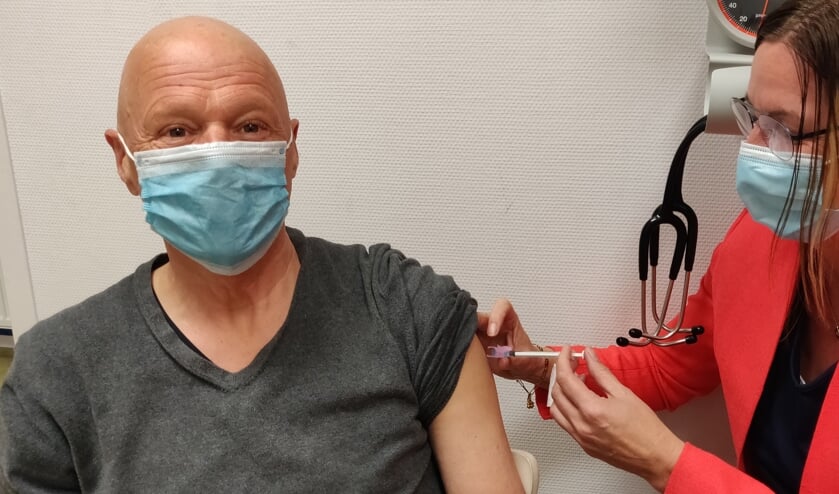 Een patiënt wordt gevaccineerd met AstraZeneca. Foto: PR