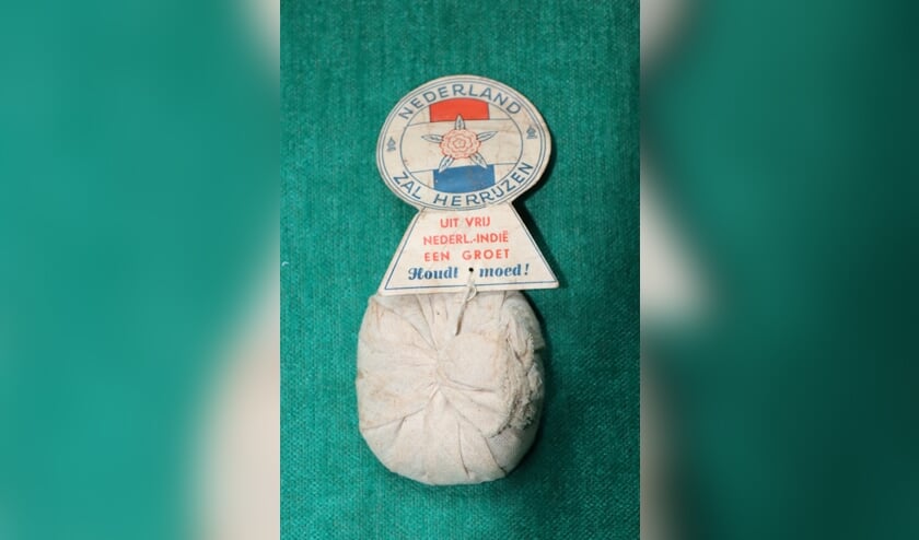 Een opbeurende boodschap is tegenwoordig via social media zo gedeeld. Tijdens de Tweede Wereldoorlog kostte dat meer moeite: deze theezakjes werden uit vliegtuigen gedropt. Foto: Mia van der Kooij