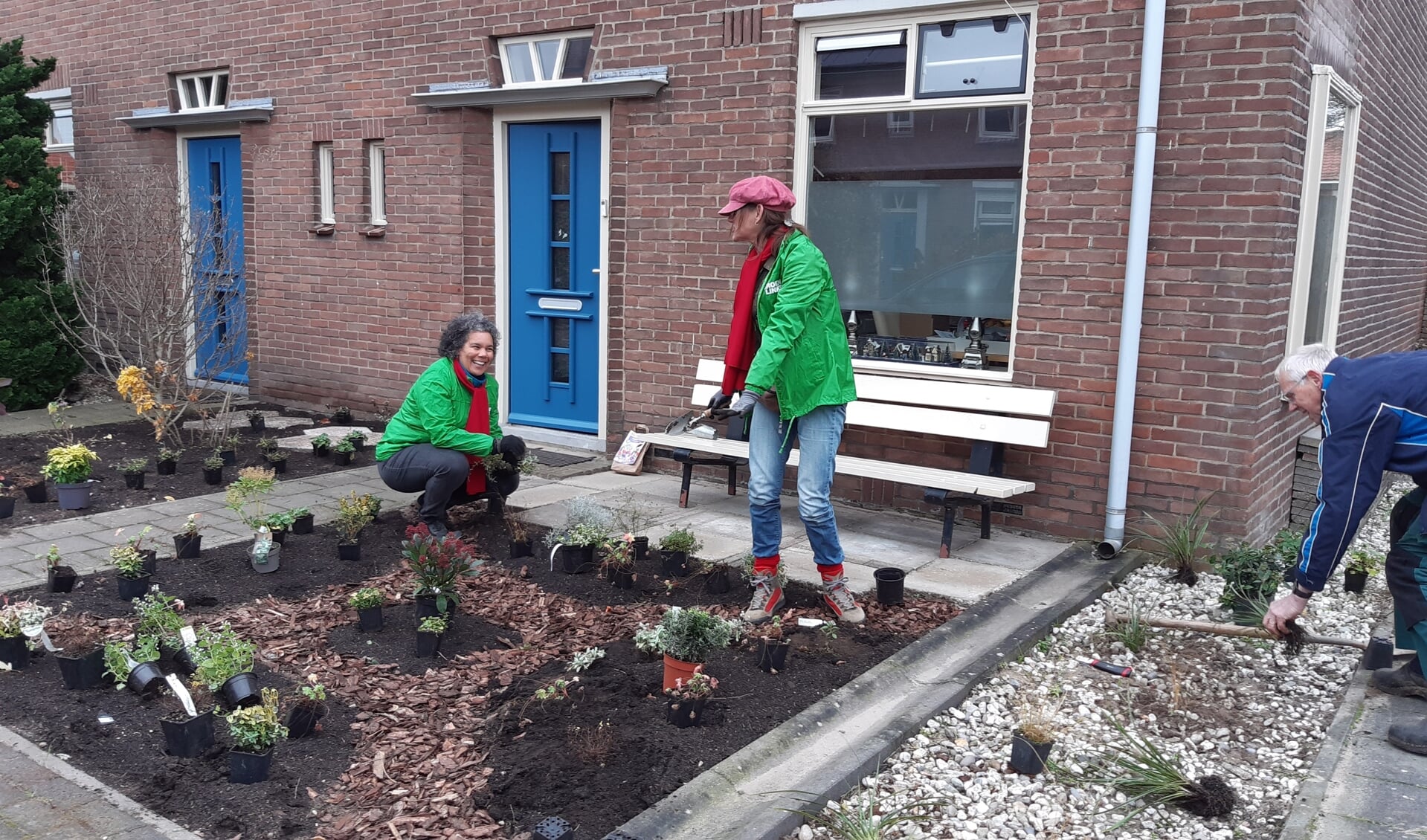 Groepen vrijwilligers helpen bij het duurzaam beplanten van tuinen van kwetsbare mensen. Foto: Present Bronckhorst