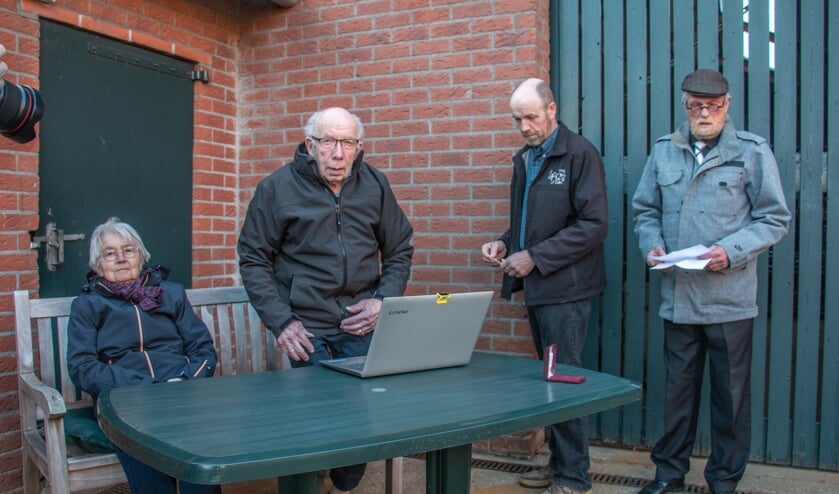 <p>Jubilaris Gerrit Teunissen (tweede van links) met zijn vrouw Corrie, zoon Lammert en voorzitter Dirk-Jan Huntelaar (r). Foto: Liesbeth Spaansen</p>