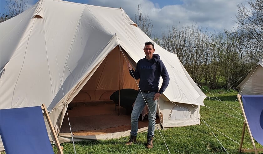 <p>Dinand Garritsen bij het type tent The Boss, vierpersoons op zijn farmglamping De Scheurwei. Foto: Alice Rouwhorst</p>
