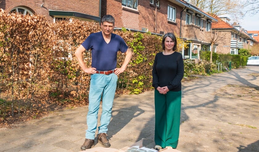 <p>Michiel Schoenmakers en Corine Abbas met de Stolpersteine. Foto: Henk Derksen</p>
