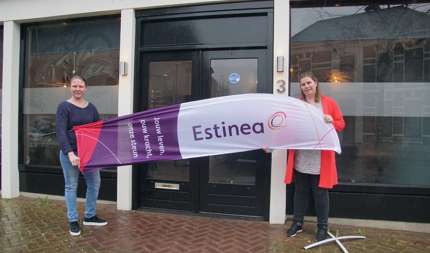 Estinea-medewerkers Dorien ter Horst en Susanne Verwiel zijn blij met de nieuwe plek aan de Kerkstraat. Foto: Frank Vinkenvleugel