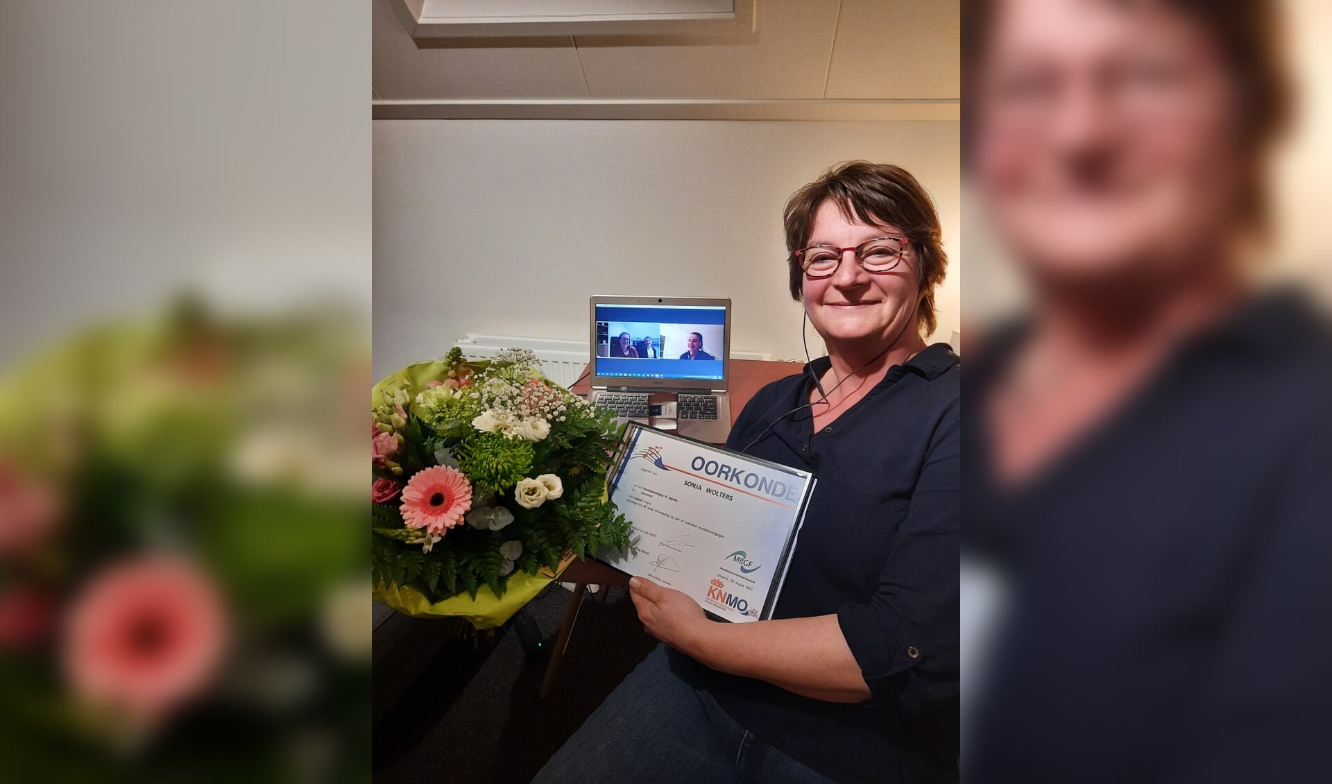 Sonja Wolters ontvangt de oorkonde, bloemen en digitale felicitaties voor haar 40-jarig jubileum. Foto: PR St. Agatha